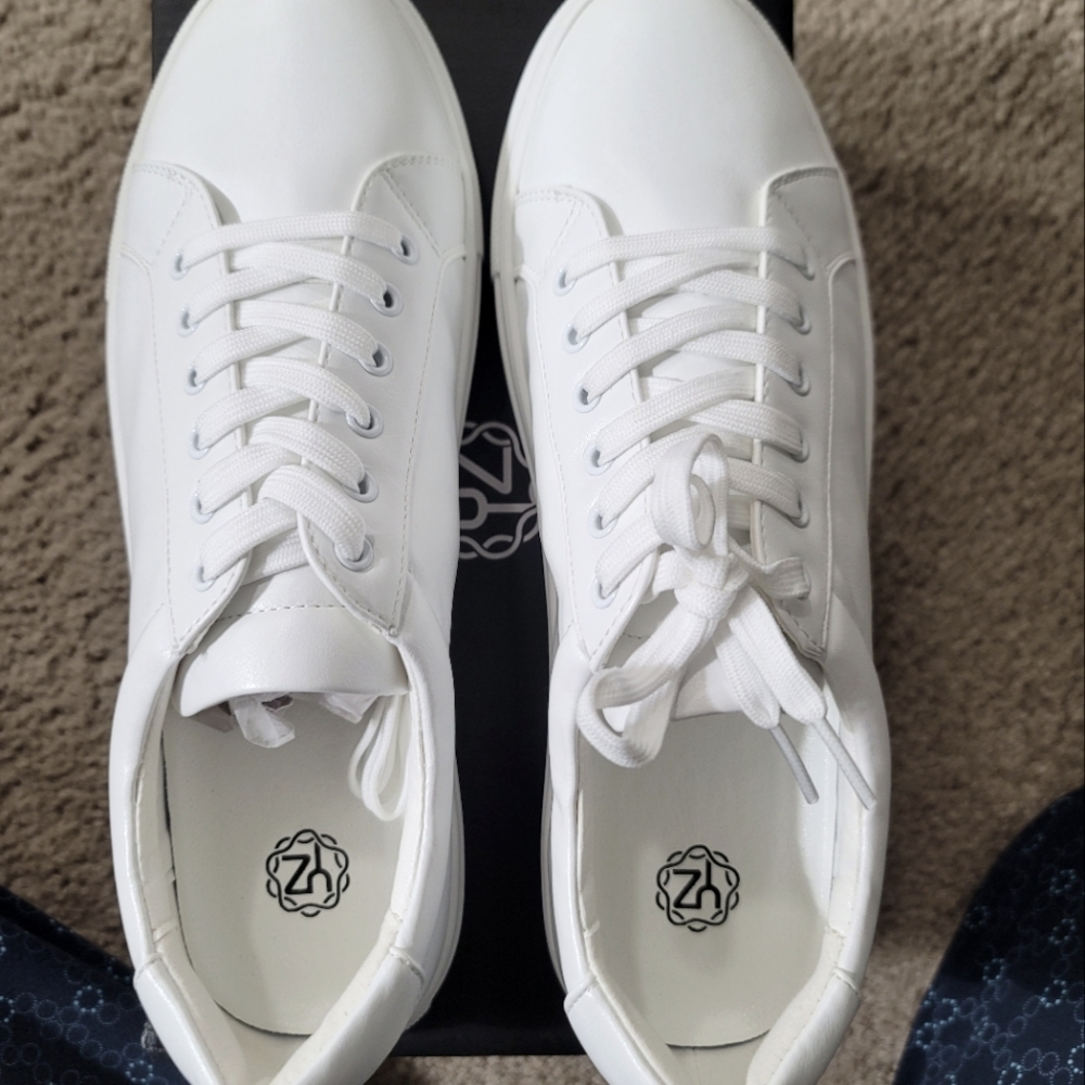 White woman casual sneakers size 9.5